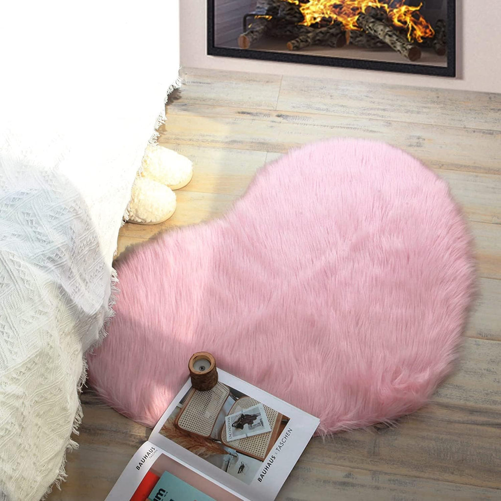 Fluffy Heart Faux Fur Rug – Soft Luxury Bedroom Mat (70 × 80 cm)