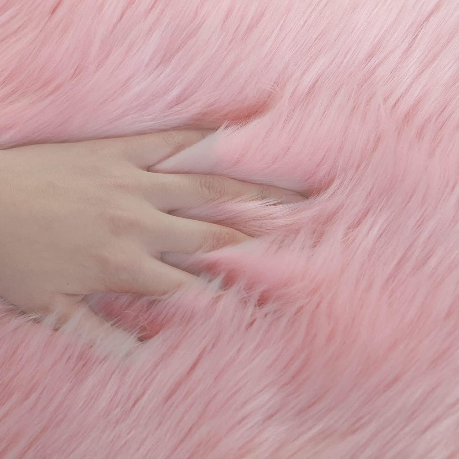 Fluffy Heart Faux Fur Rug – Soft Luxury Bedroom Mat (70 × 80 cm)
